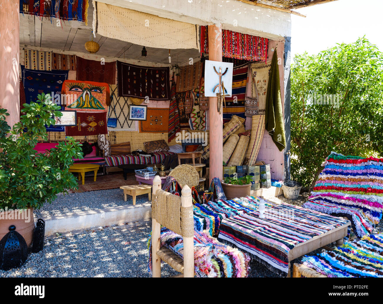 DOUAR OULAD DRISS, Marruecos - circa 2018 Mayo: Cafe y parada de descanso cerca del Douar Oulad Driss aldea Regionale sobre la ruta 207 en Marruecos Foto de stock