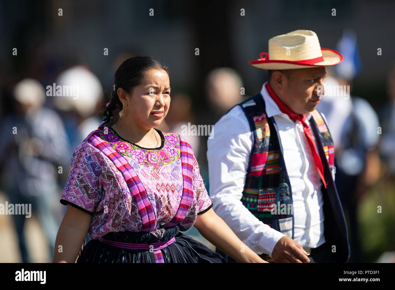 Washington, D.C., Estados Unidos - 29 de de La Fiesta DC Parade, el hombre y la mujer desde Guatemala vistiendo ropa guatemalteca Fotografía de stock - Alamy