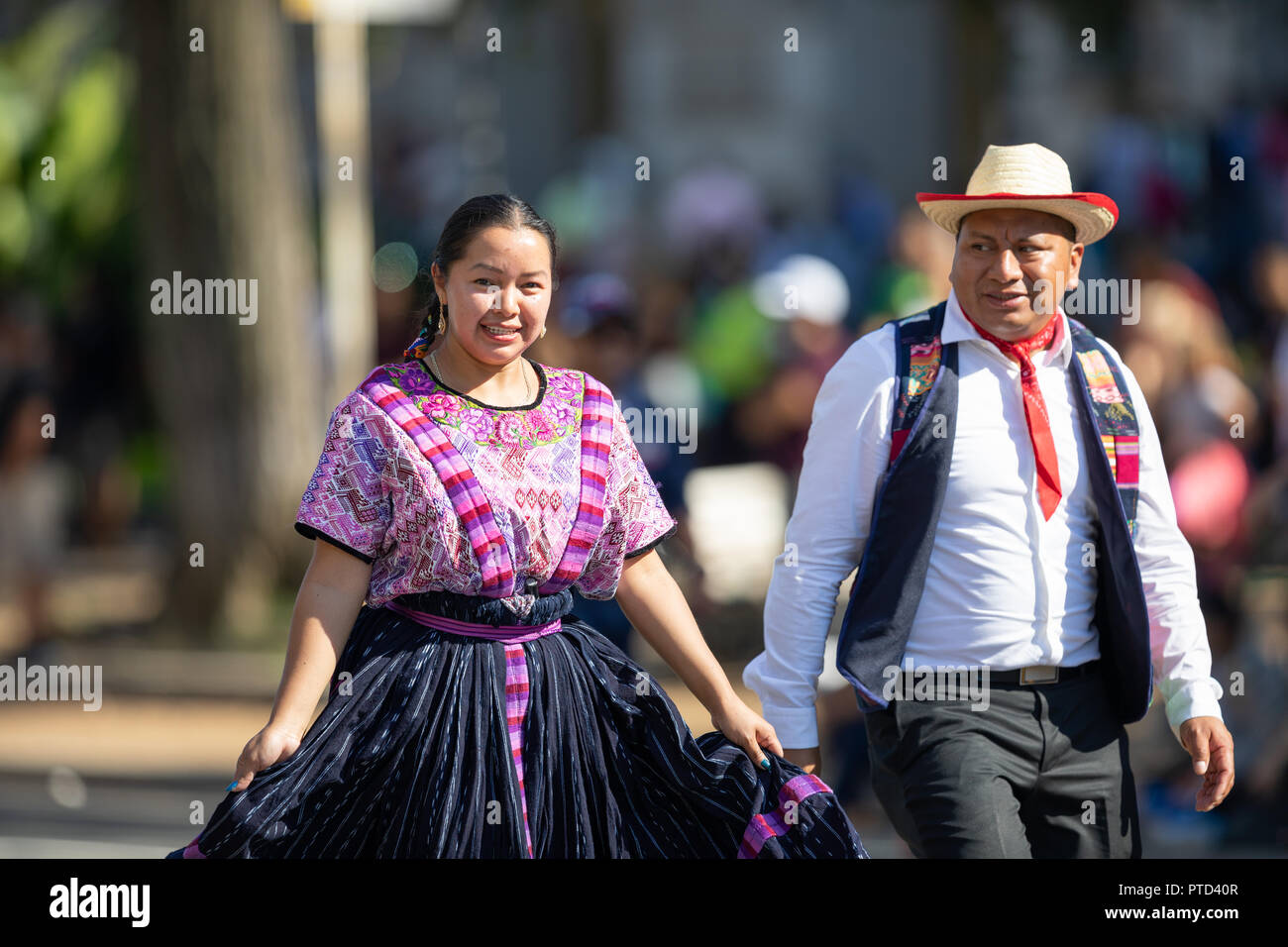 Washington, D.C., Estados Unidos - 29 de de La Fiesta DC Parade, el hombre y la mujer desde Guatemala vistiendo ropa guatemalteca Fotografía de stock - Alamy