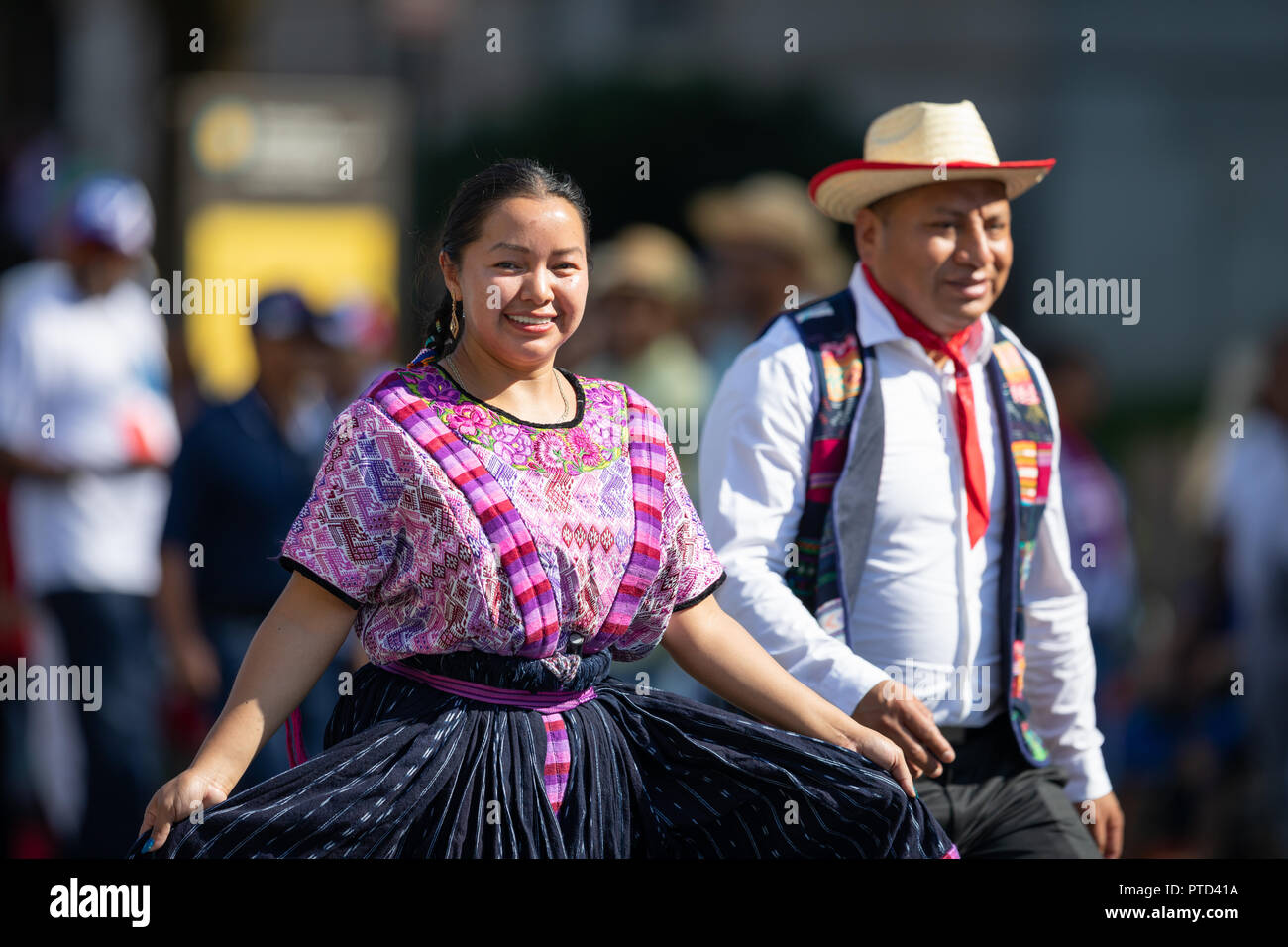 D.C., Estados Unidos - 29 de de 2018: La Fiesta DC Parade, el hombre y la mujer desde Guatemala vistiendo ropa guatemalteca Fotografía de stock - Alamy