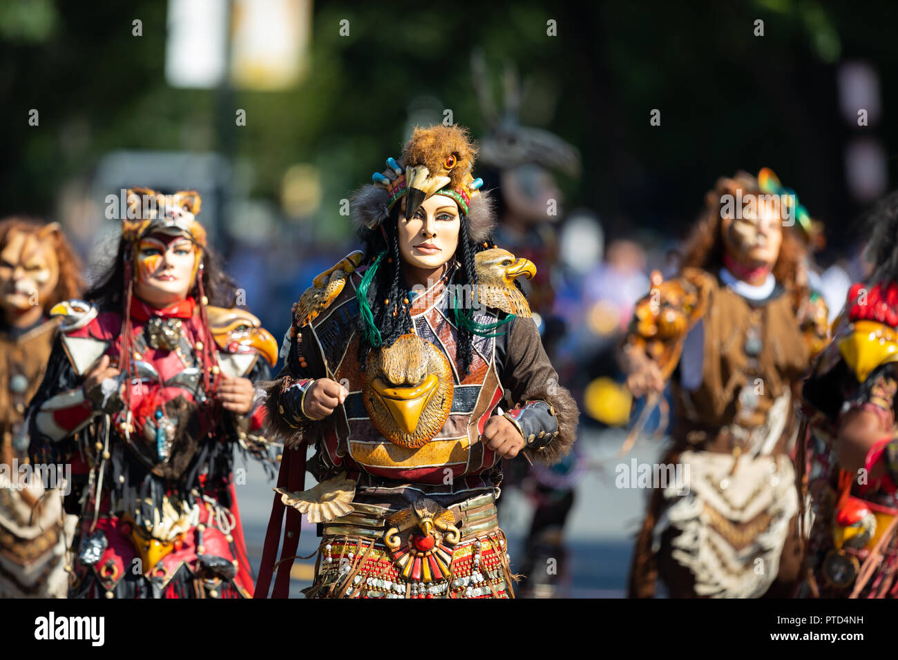 Washington, D.C., Estados Unidos - 29 de septiembre de 2018: La Fiesta DC  Parade, hombres y mujeres de Guatemala vistiendo ropa tradicional que  representa la Indigenou Fotografía de stock - Alamy
