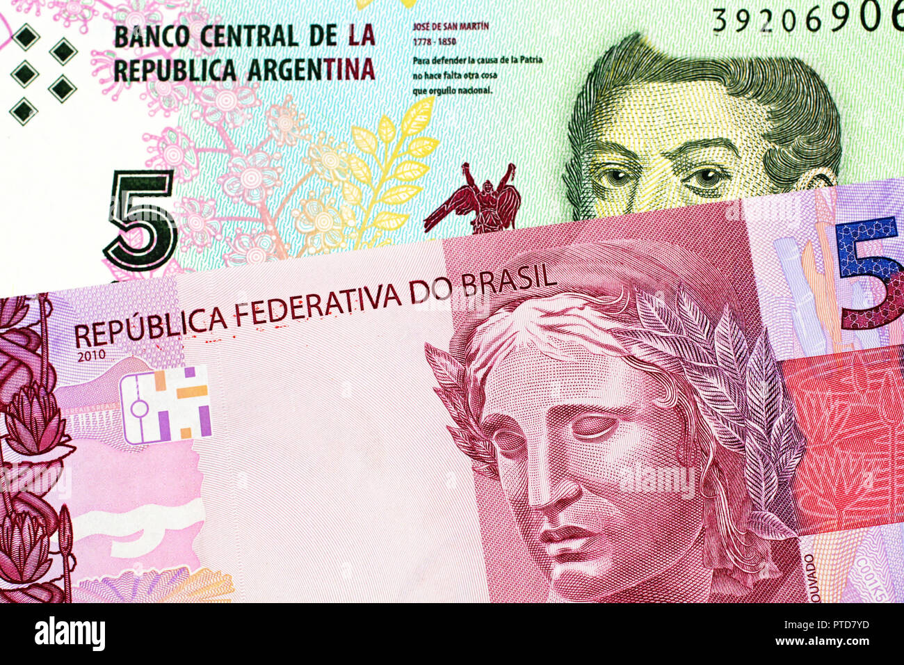 Una imagen macro de una rosa de 5 reales brasileños nota con un argentino  cinco pesos bill Fotografía de stock - Alamy