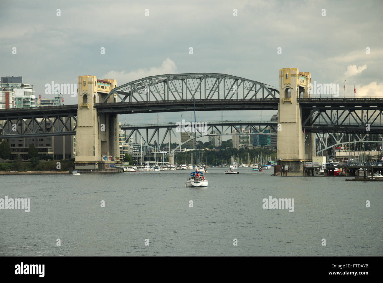 Burrard y Granville Street Bridges en Vancouver, British Columbia, Canadá Foto de stock