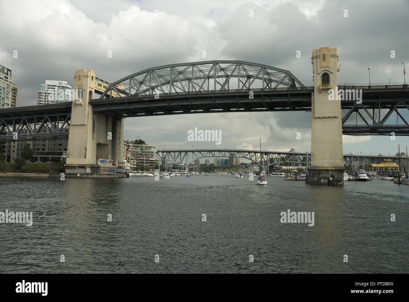 Burrard y Granville Street Bridges en Vancouver, British Columbia, Canadá Foto de stock