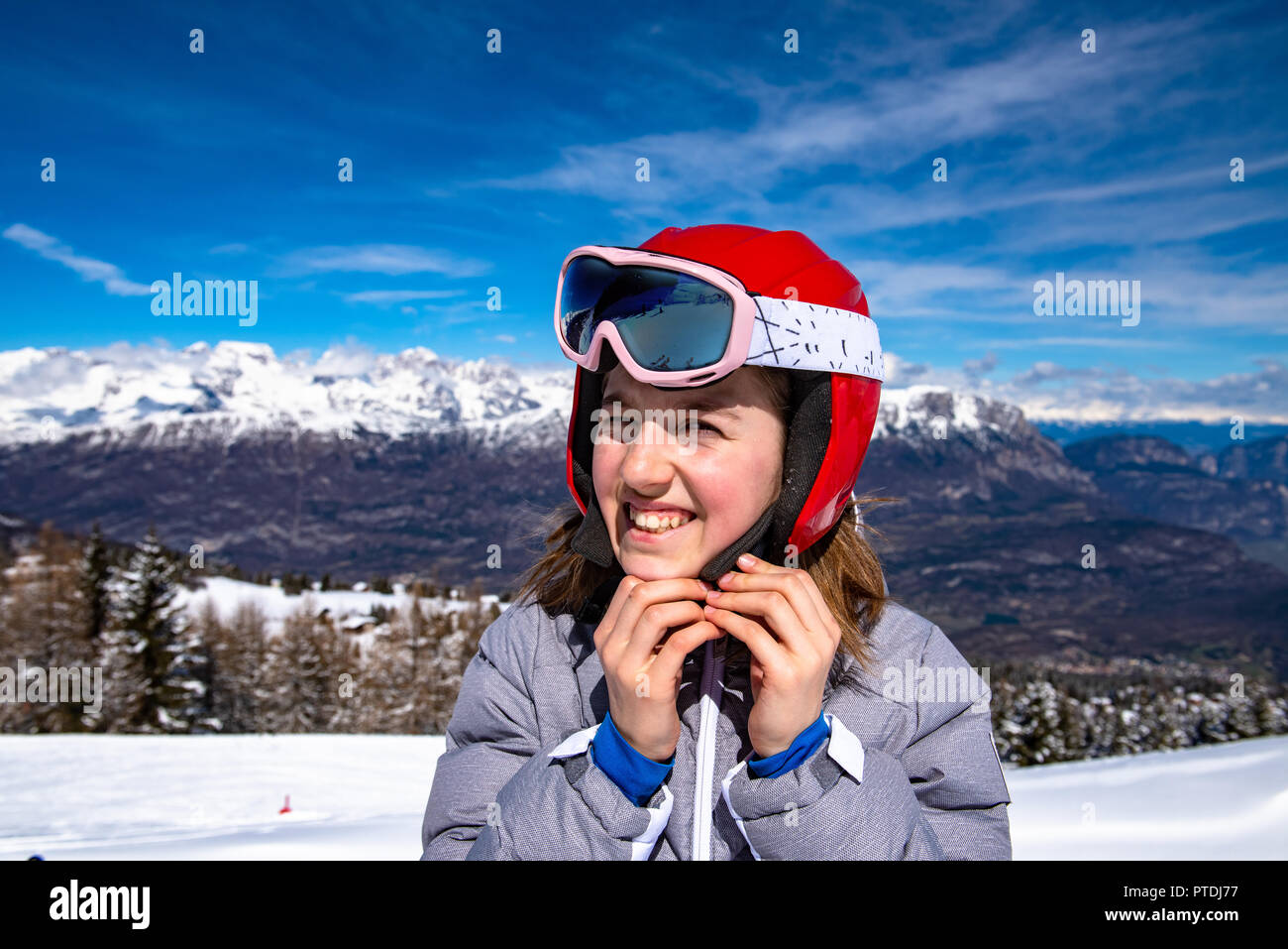 Niña en las pistas de esquí con cascos y gafas de esquí Fotografía