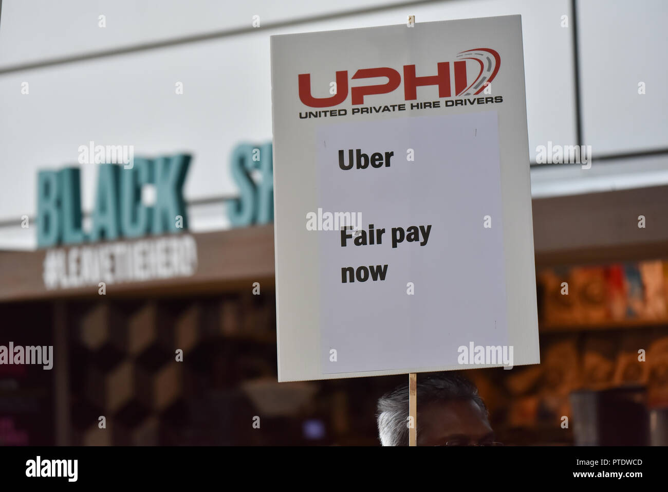 Aldgate, Londres, Reino Unido. 9 de octubre de 2018, los controladores de Uber organizar una huelga de 24 horas y la protesta fuera de la Uber HQ en Aldgate. Crédito: Matthew Chattle/Alamy Live News Foto de stock