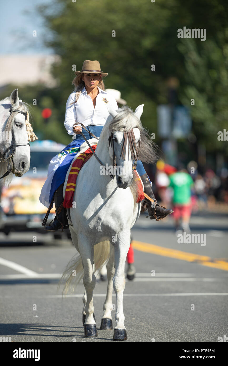 Washington, D.C., Estados Unidos - 29 de septiembre de 2018: La Fiesta DC Parade, mujer de Guatemala a caballo durante el desfile Foto de stock