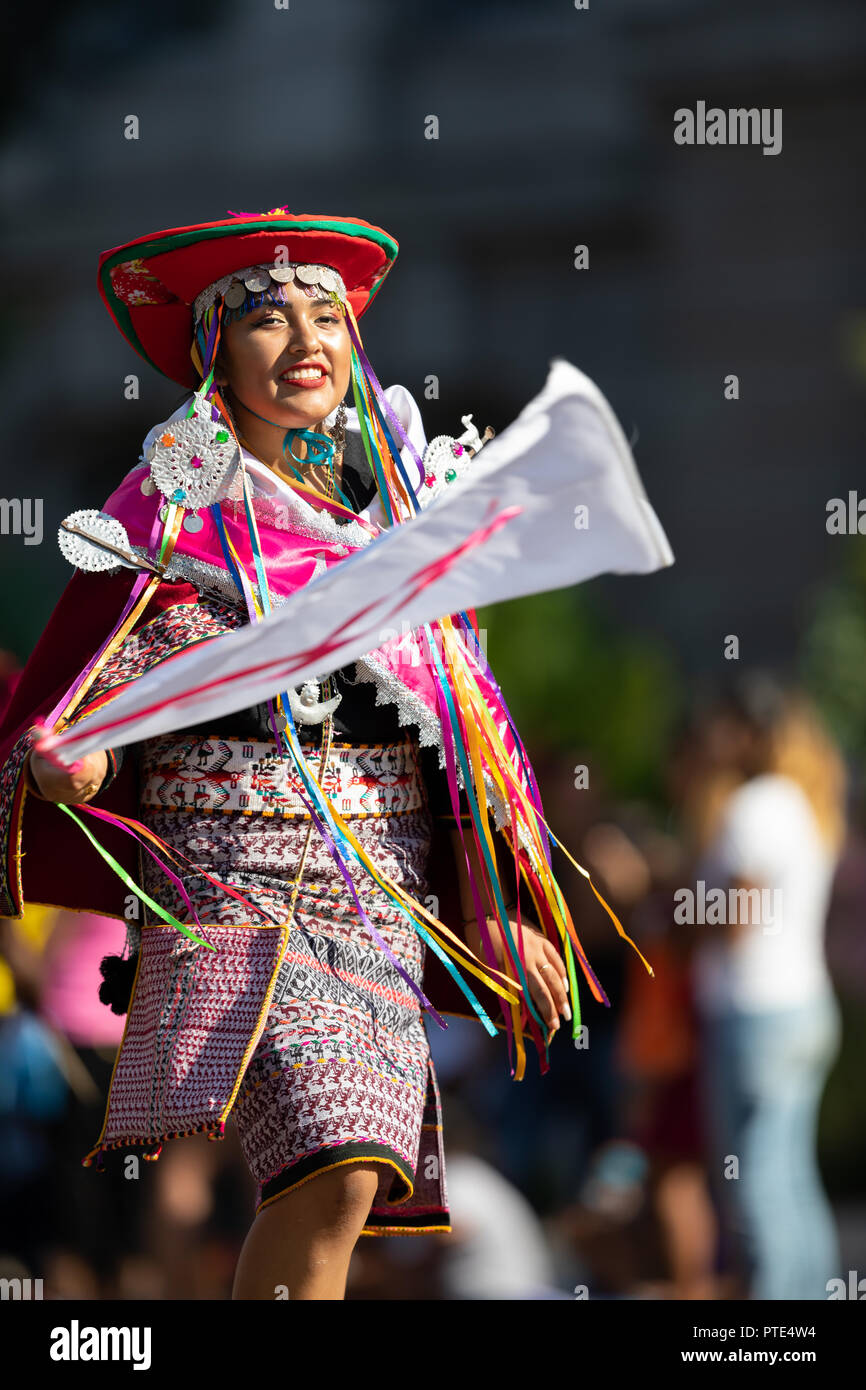 Washington, D.C., Estados Unidos - 29 de septiembre de 2018: La Fiesta DC  Parade, mujer de Bolivia llevando ropa tradicional agitando una bandera  Fotografía de stock - Alamy