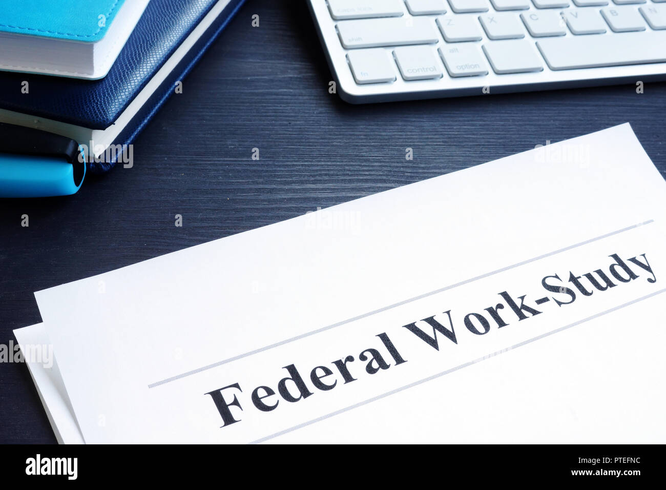 Este programa de trabajo-estudio federal documentos y lápiz. Foto de stock