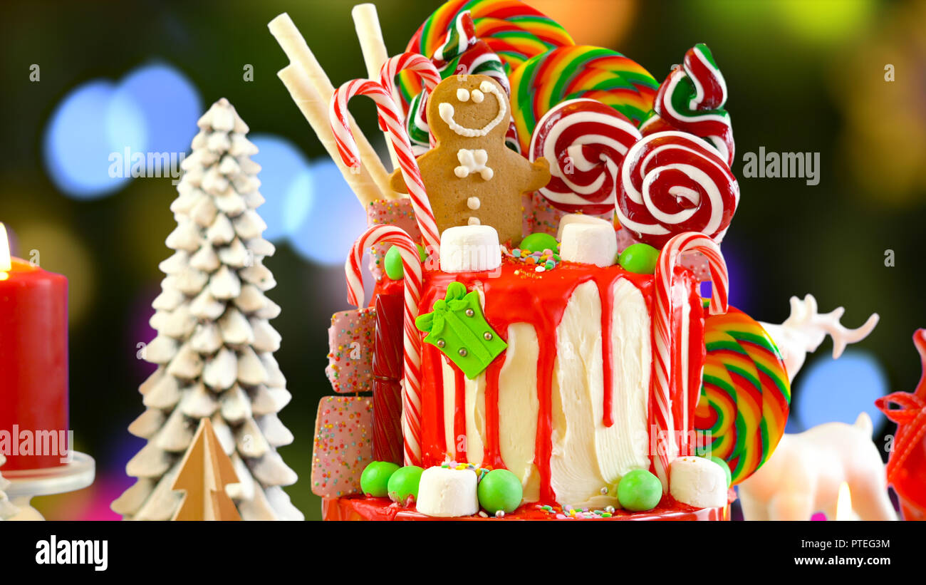 En tendencia candyland festivo de Navidad torta de goteo contra festiva  bokeh de fondo las luces del árbol de Navidad Fotografía de stock - Alamy