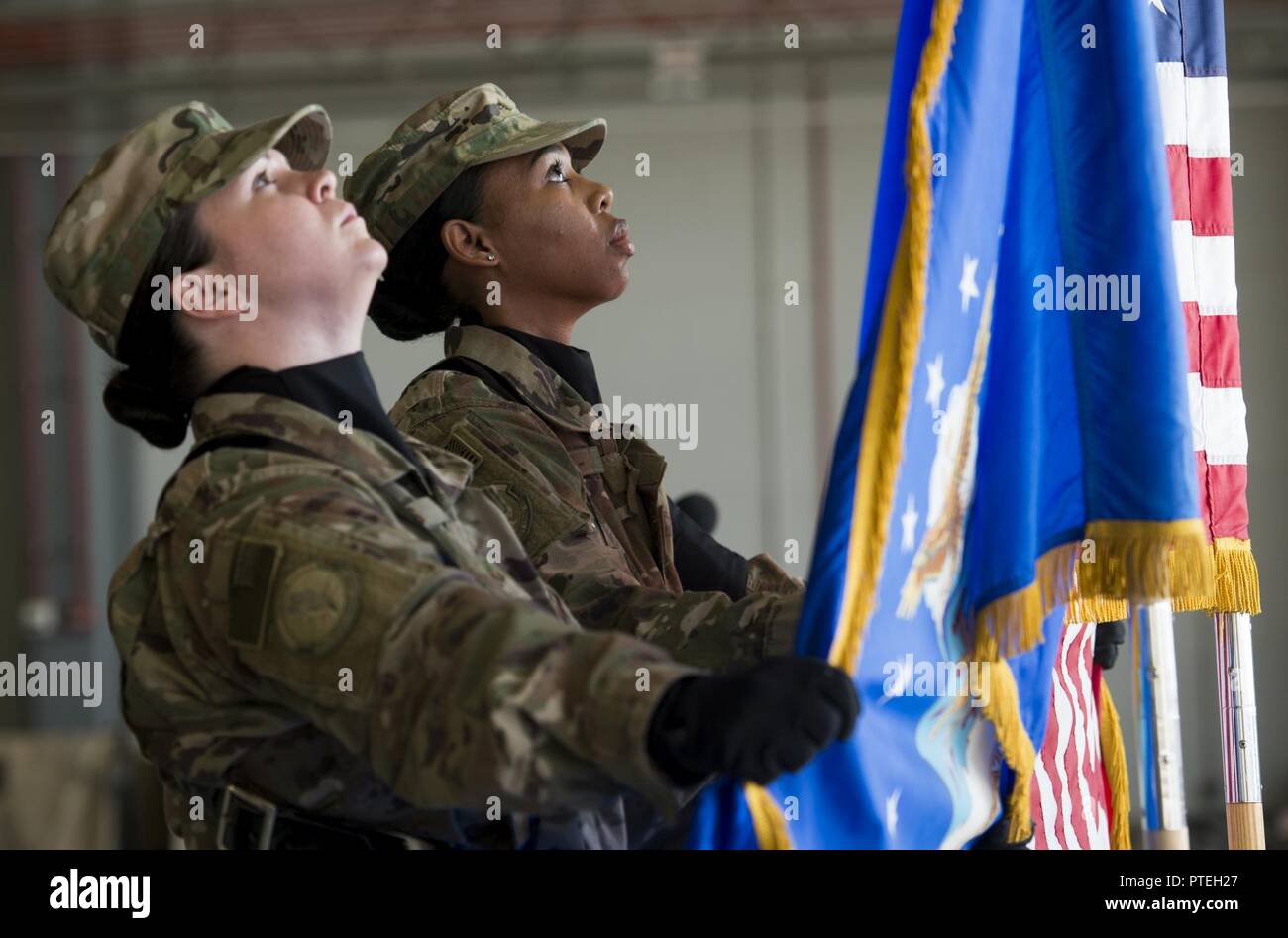 Los miembros de la Guardia de Honor de Bagram conjunto de la Fuerza Aérea de los Estados Unidos y las banderas americanas en su lugar durante la 455Expedicionaria Escuadrón de Mantenimiento de Aeronaves de cambio de mando en el aeródromo de Bagram, Afganistán, 14 de julio de 2017. Durante la ceremonia, el Teniente Coronel Robert Kongaika tomó el mando de la 455EAMXS. Foto de stock