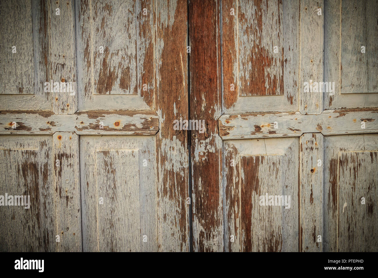 Puerta batiente de madera antiguos antecedentes. Vintage de madera antiguas  puertas plegables textura. Antique puertas batientes o puertas plegables en  madera antigua b comercial Fotografía de stock - Alamy