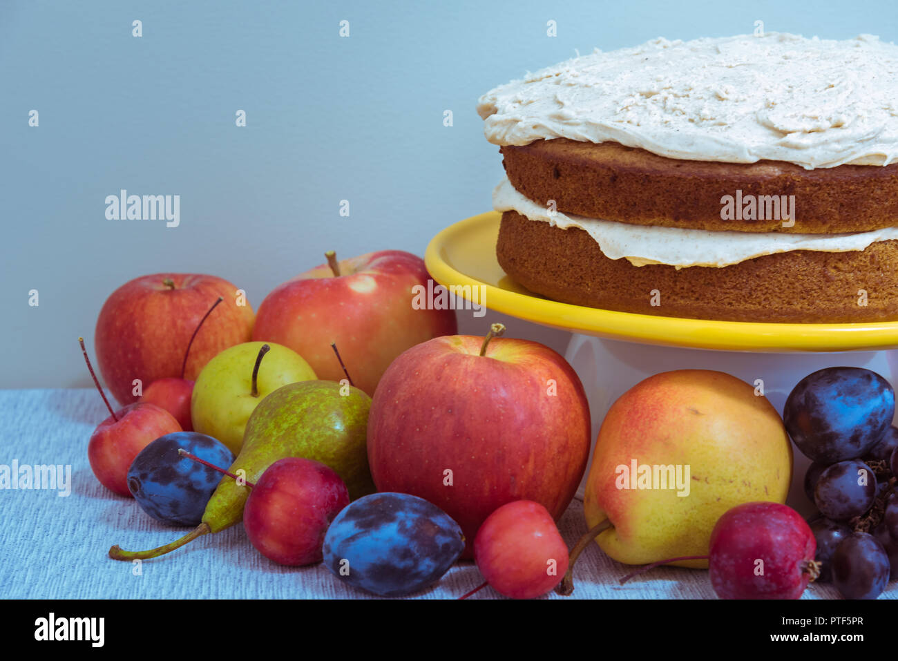 Pumpkin Spice rústico cake capas en pantalla de mesa con frutas de otoño Foto de stock