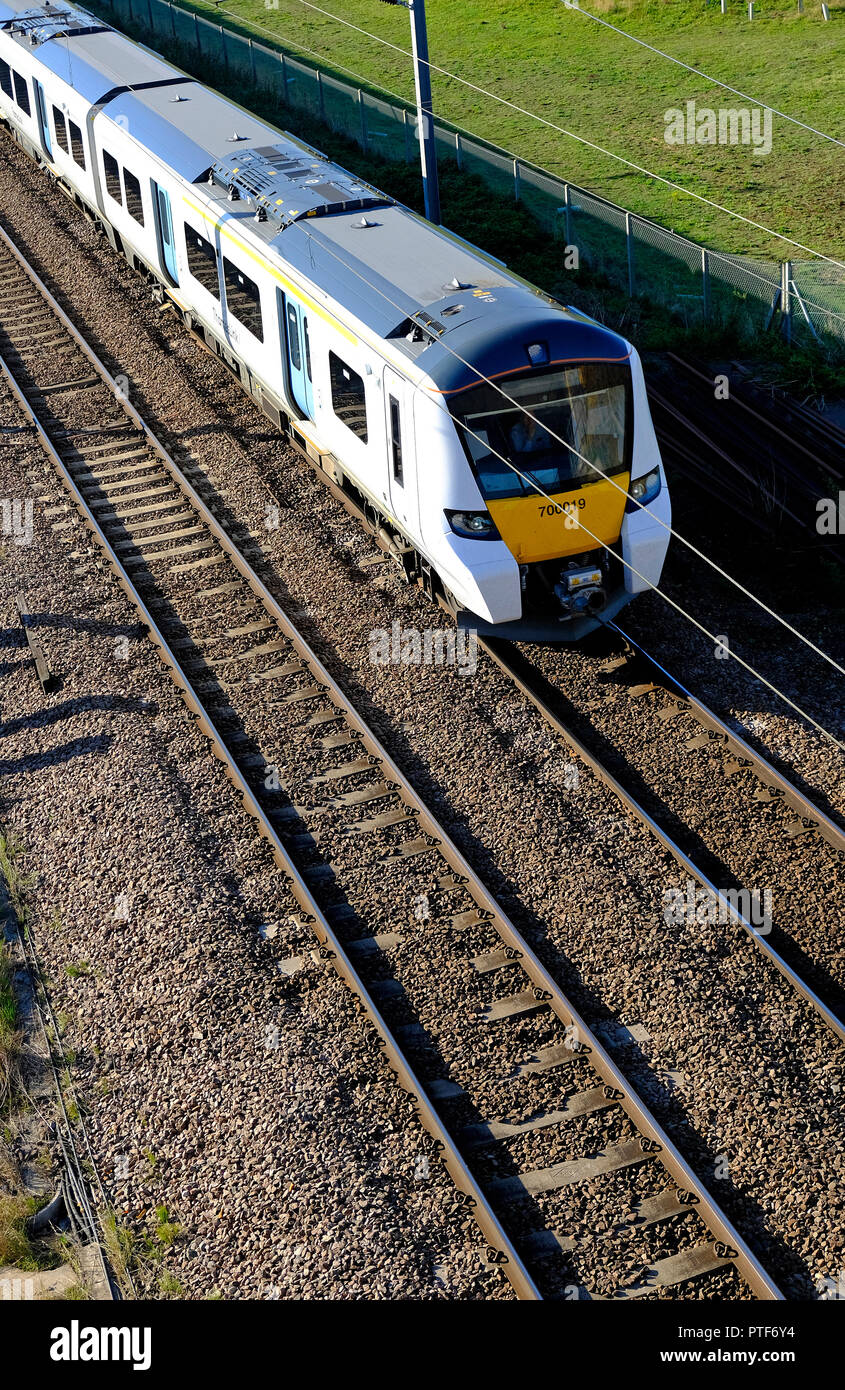 El tren expreso en las vías cerca de Cambridge, Inglaterra. Foto de stock