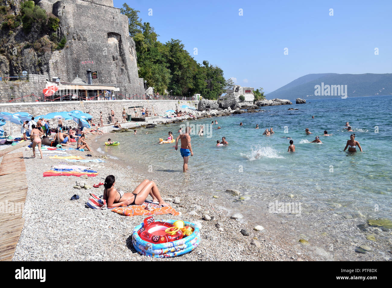 Herceg-Novi playa, Montenegro. Forte Mare en el fondo. Aug 2018 Foto de stock