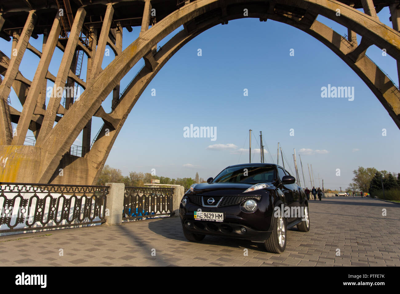 DNIPRO, Ucrania - 12 de abril de 2016: Nissan JUKE color marrón en el terraplén del río Dnipro Dnipro ciudad bajo el puente, EL TIEMPO DE PRIMAVERA Foto de stock