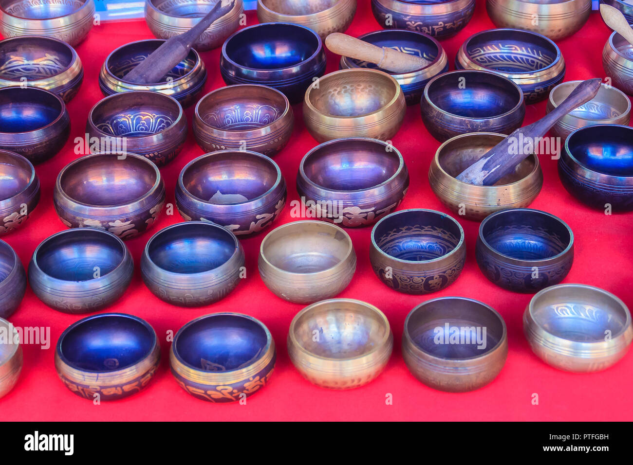 Canto cuencos tibetanos para la venta en el mercado de antigüedades. Cuencos  de canto también conocido como el rin gongs, cuencos del Himalaya o suzu  gongs son utilizados en todo el mundo