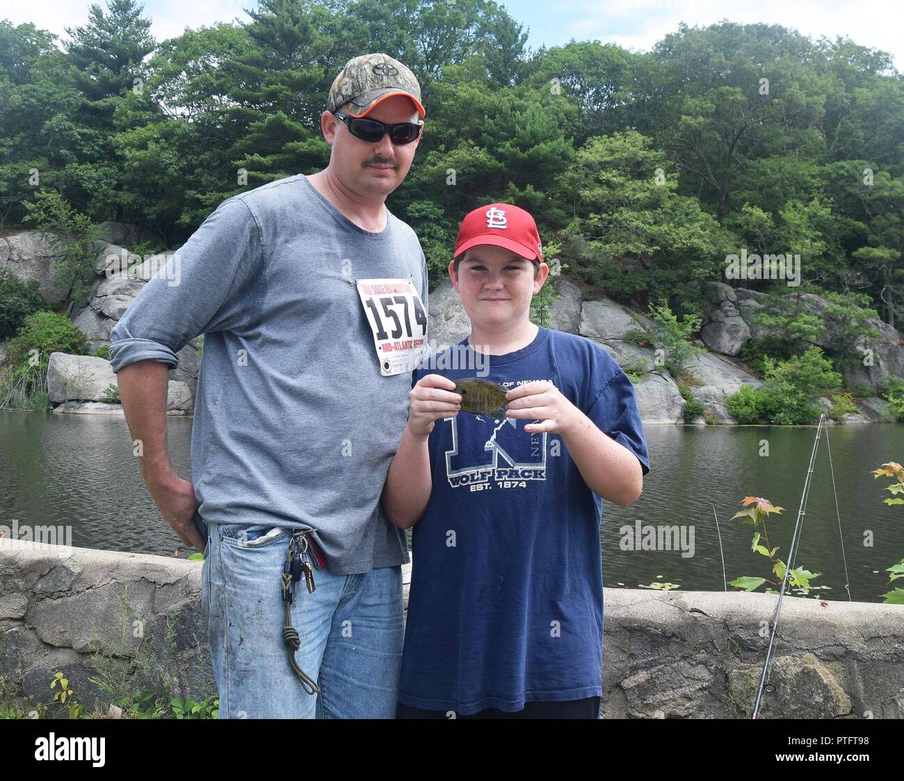 Ist 1st Class Wesley Peltier y su sobrino, Nay, muestran su