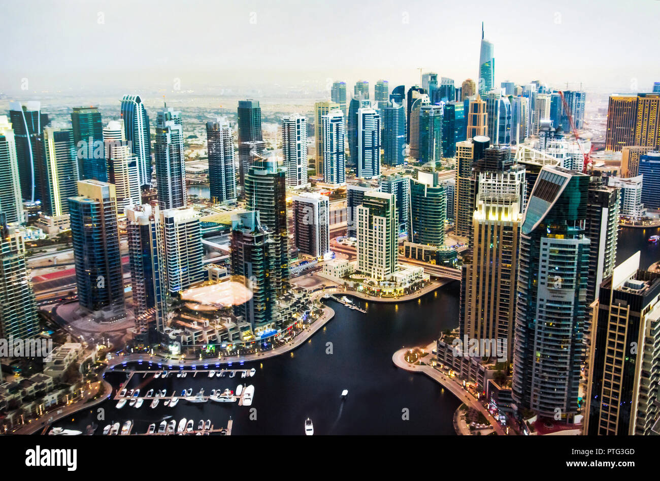 Vista desde arriba de la marina de Dubai en los Emiratos Árabes Unidos Foto de stock