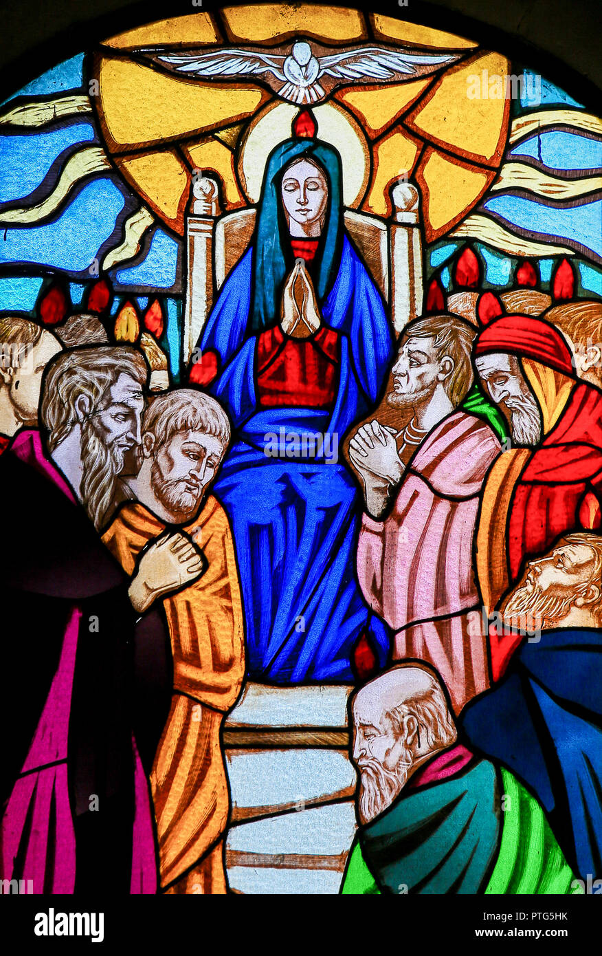 Vidriera representando a la madre de María y de los discípulos de Cristo en Pentecostés en la Iglesia de Ostuni, Puglia, Italia. Foto de stock