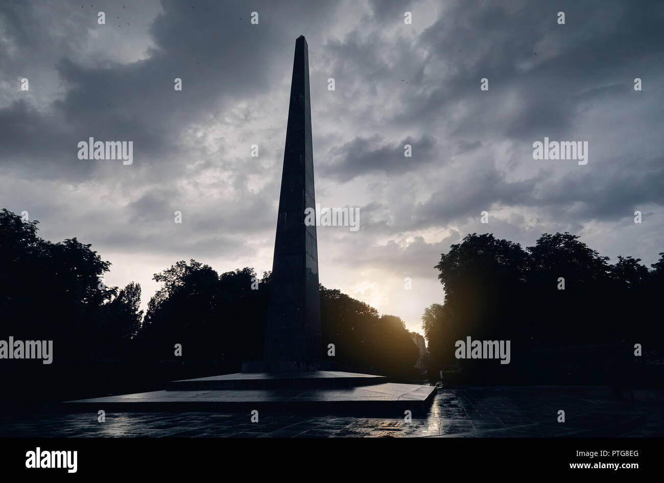 Pilar monumento en el cielo nublado en el Parque de la gloria eterna en Kiev, Ucrania Foto de stock