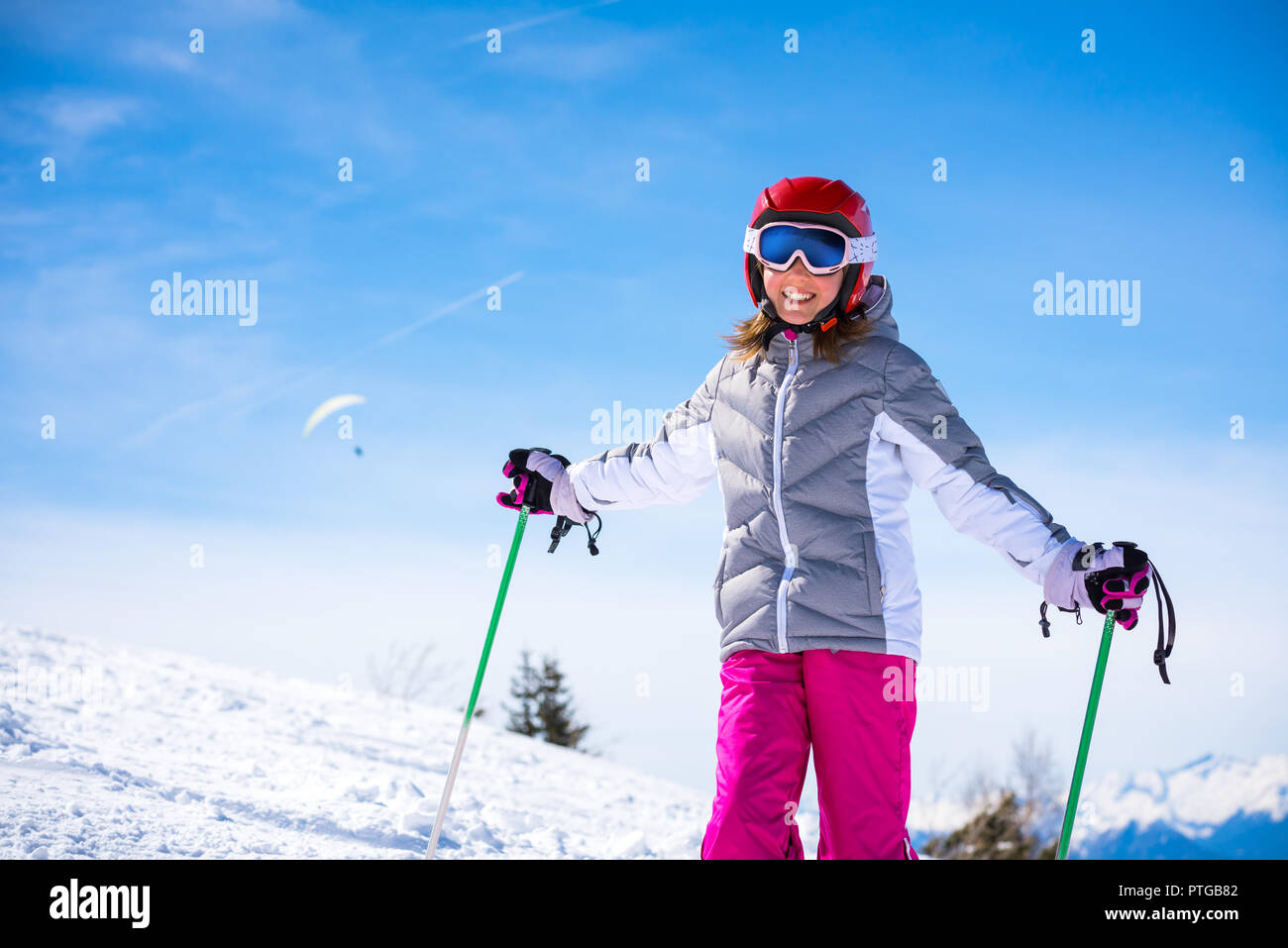 Niña aprendiendo a esquiar Foto de stock