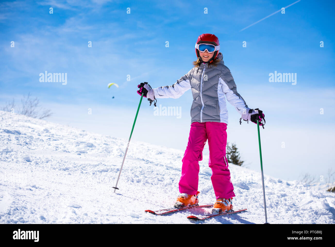 Niña aprendiendo a esquiar Foto de stock