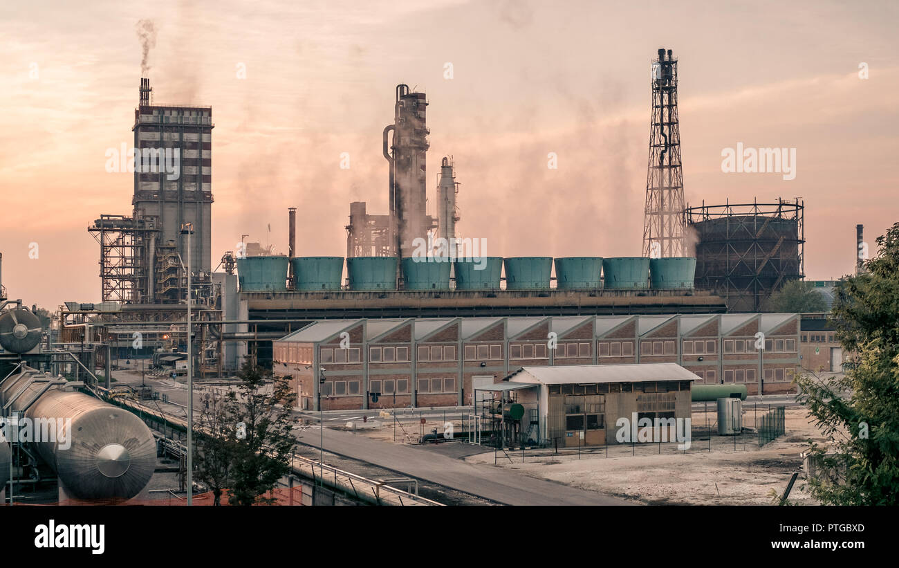 La planta industrial al atardecer en Ferrara, Emilia Romagna, Italia. Foto de stock