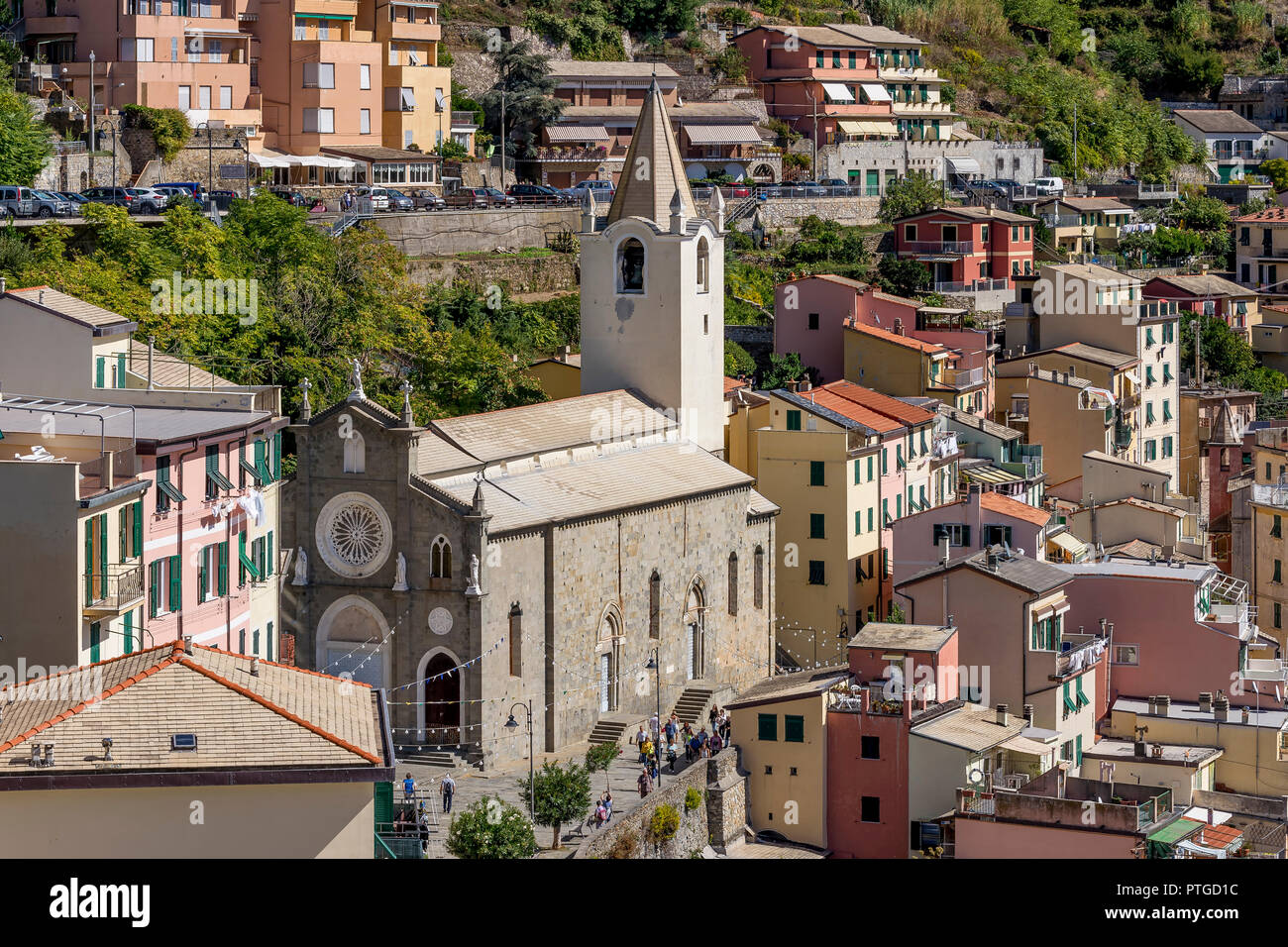 La hermosa iglesia de San Giovanni Battista visto desde el castillo, Riomaggiore, Cinque Terre, Liguria, Italia Foto de stock