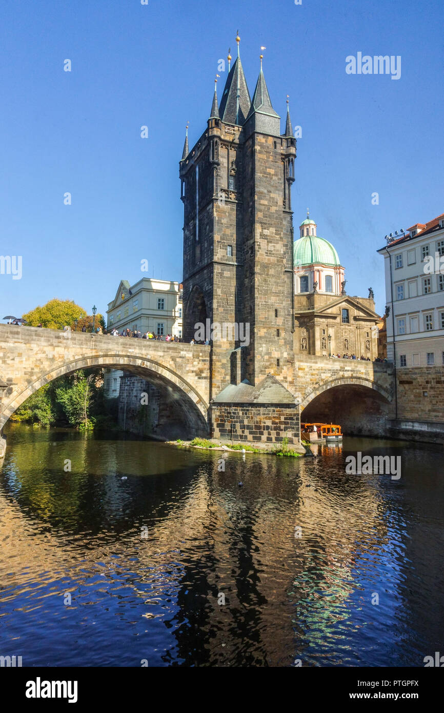 Puente de Carlos Praga Puente de la Ciudad Vieja Torre vista sobre el río Vltava República Checa Foto de stock