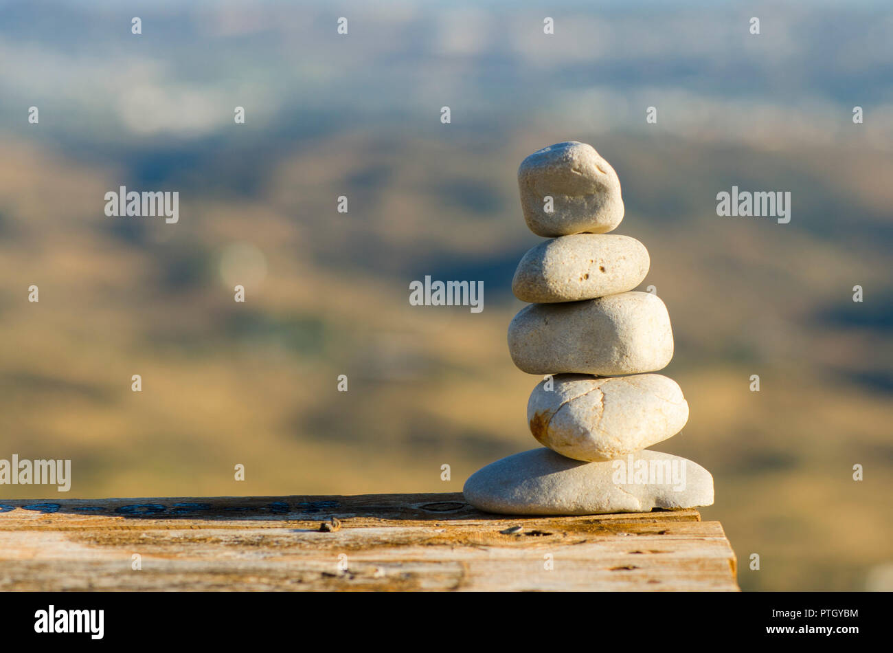 Estructura artificial de piedras Zen, equilibrio en las montañas. Foto de stock