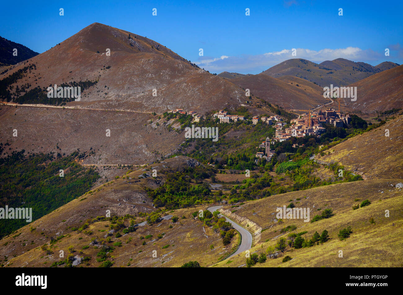 A la vista de la carretera de Santo Stefano di Sessanio, un pueblo de montaña en la provincia de L'Aquila, en la región de Abruzzo en el sur de Italia. Foto de stock