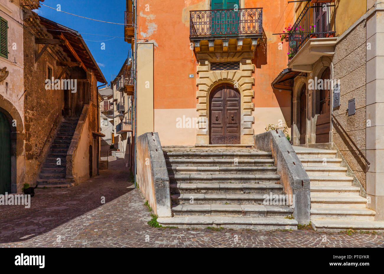 Una tranquila escena callejera en Castrovalva, situado en la provincia de L'Aquila en la región Abruzzo de Italia. Foto de stock