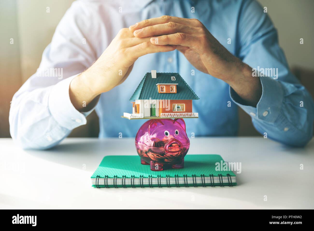 La caja de ahorros, seguros e hipotecas concepto Foto de stock