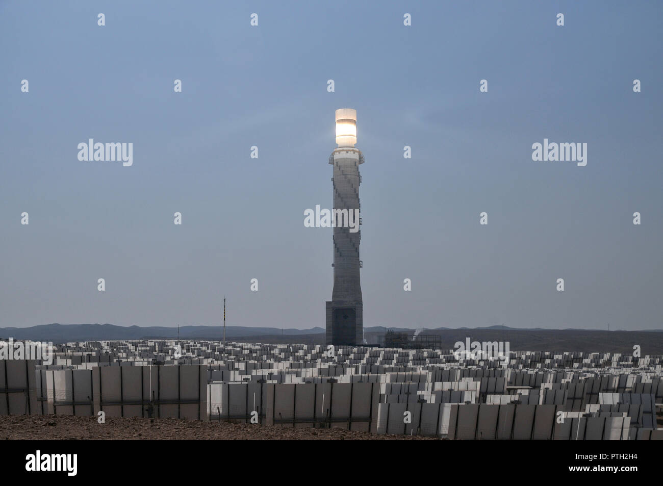 La energía solar Ashalim Station es una estación de energía solar térmica en el desierto de Negev, cerca del Kibbutz de Ashalim, en Israel. La estación proporcionará Foto de stock