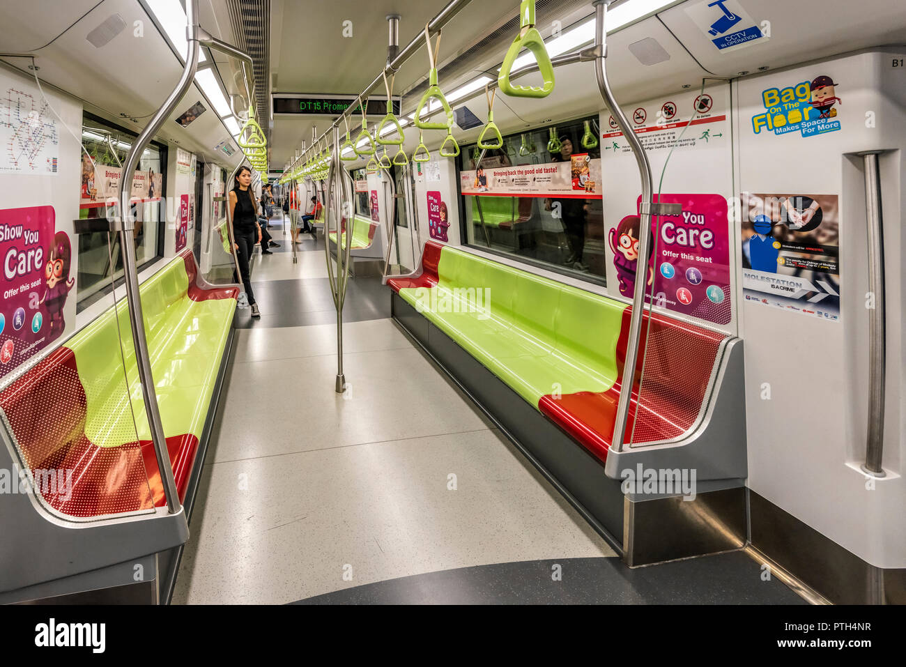 Vista interior de un Singapur MRT Carro Mass Rapid Transit, Singapur Foto de stock