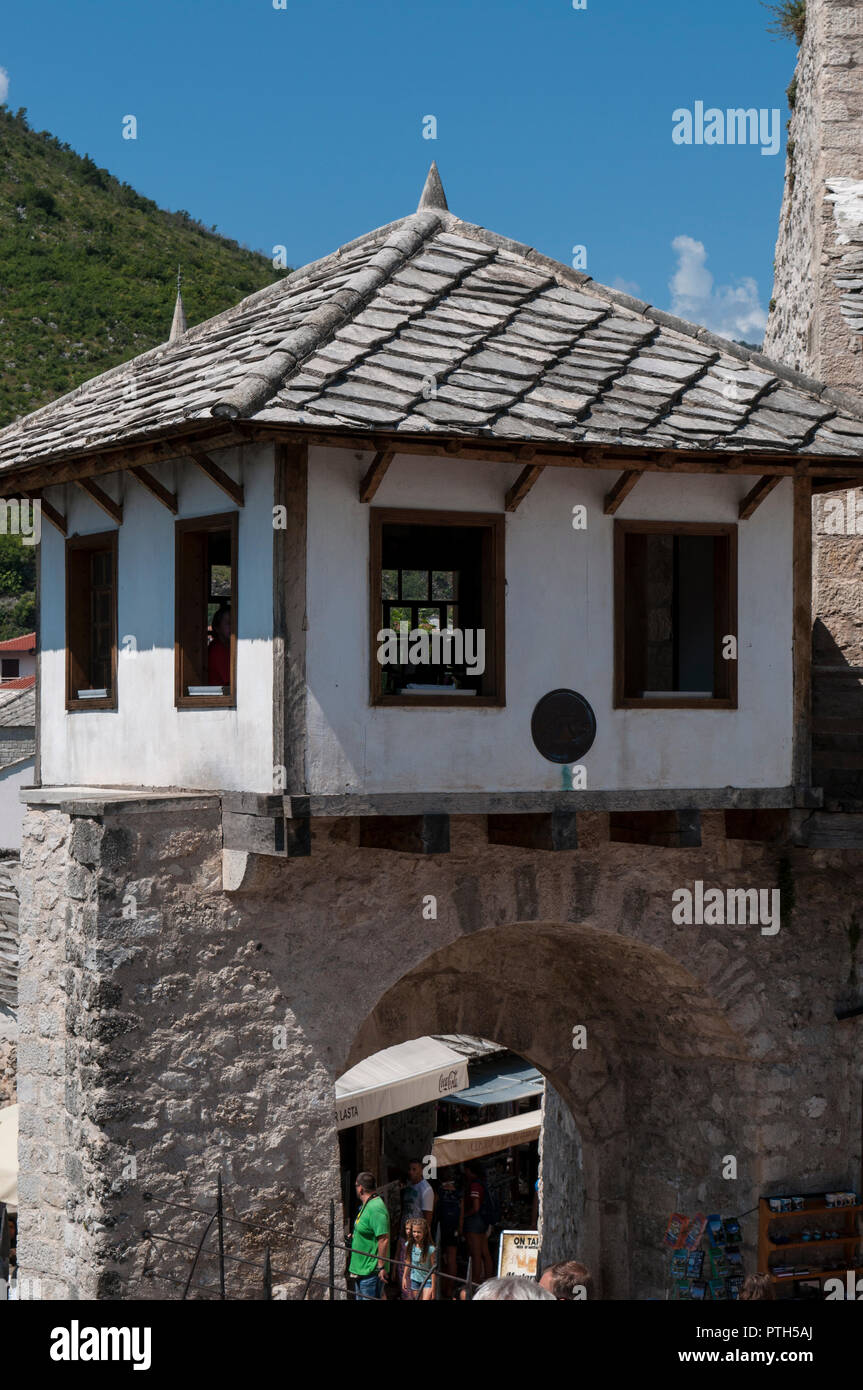 Mostar: un salón de té en el pequeño edificio junto a la Torre Halebija en el lado oeste del puente Stari Most, destruido en 1993 (Guerra Croat-Bosniak) Foto de stock