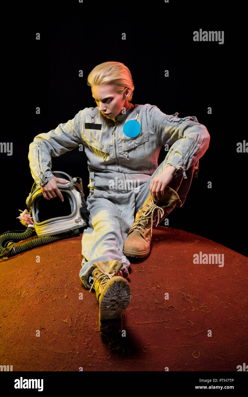 Bella Astronauta En Traje Espacial Con Casco Sentado En El Planeta Fotografía De Stock Alamy 3206