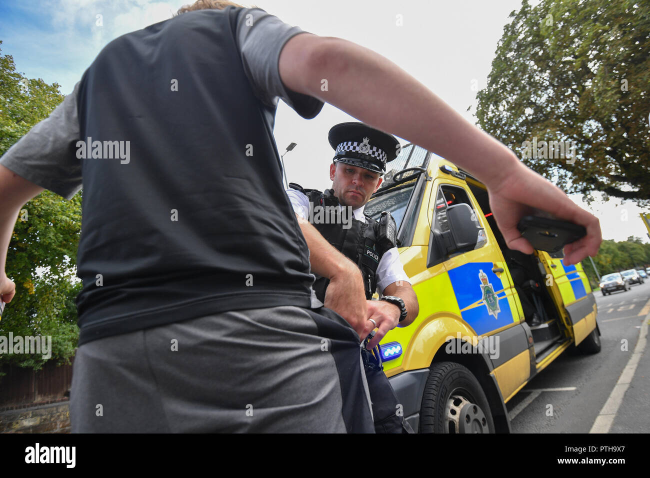 Merseyside policía Barry Blackmore lleva a cabo una parada y búsqueda en el área de Bootle de Liverpool. Foto de stock