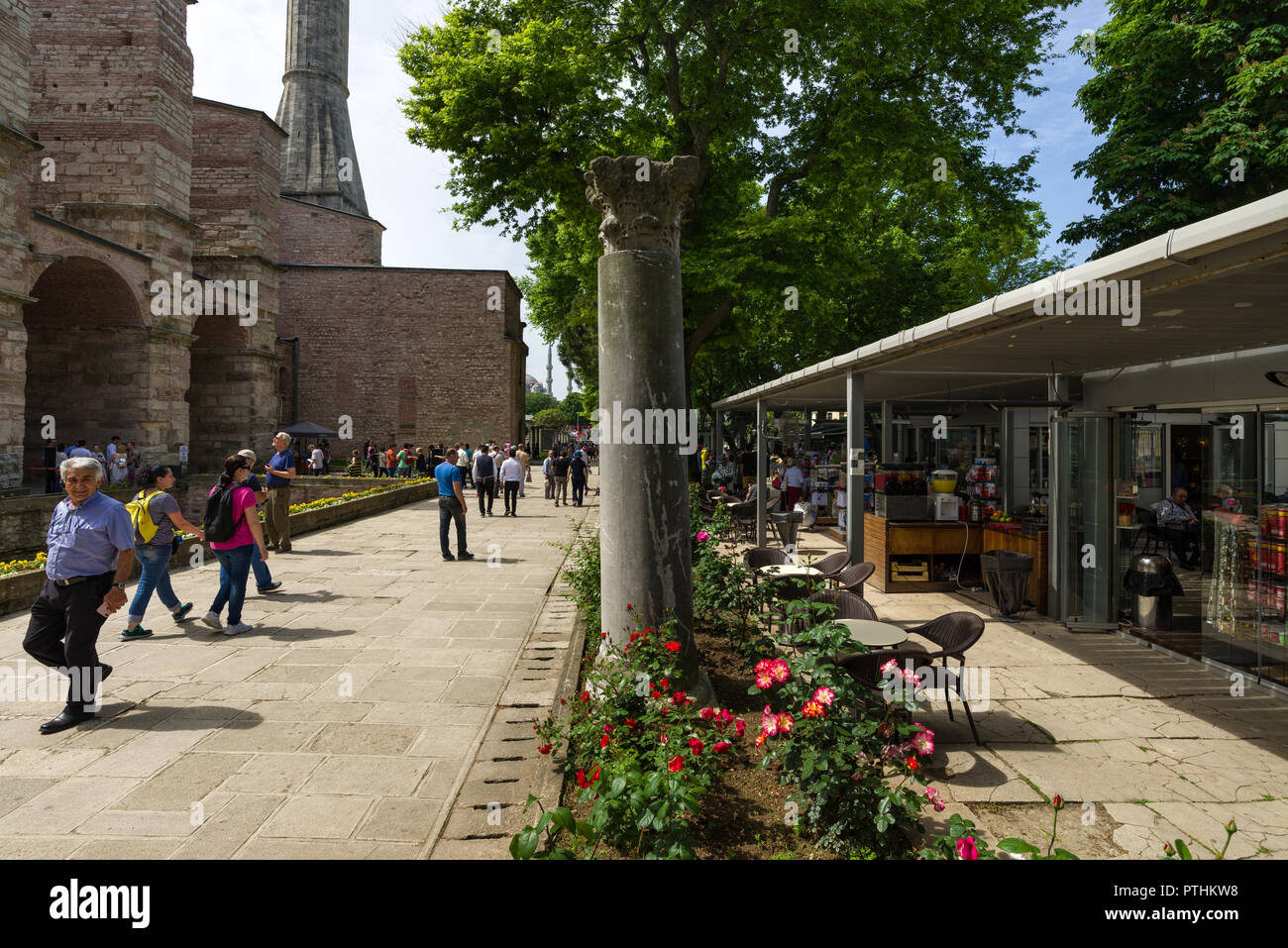 Exterior del museo Hagia Sophia con cafetería como personas recorren un camino al museo, Estambul, Turquía Foto de stock