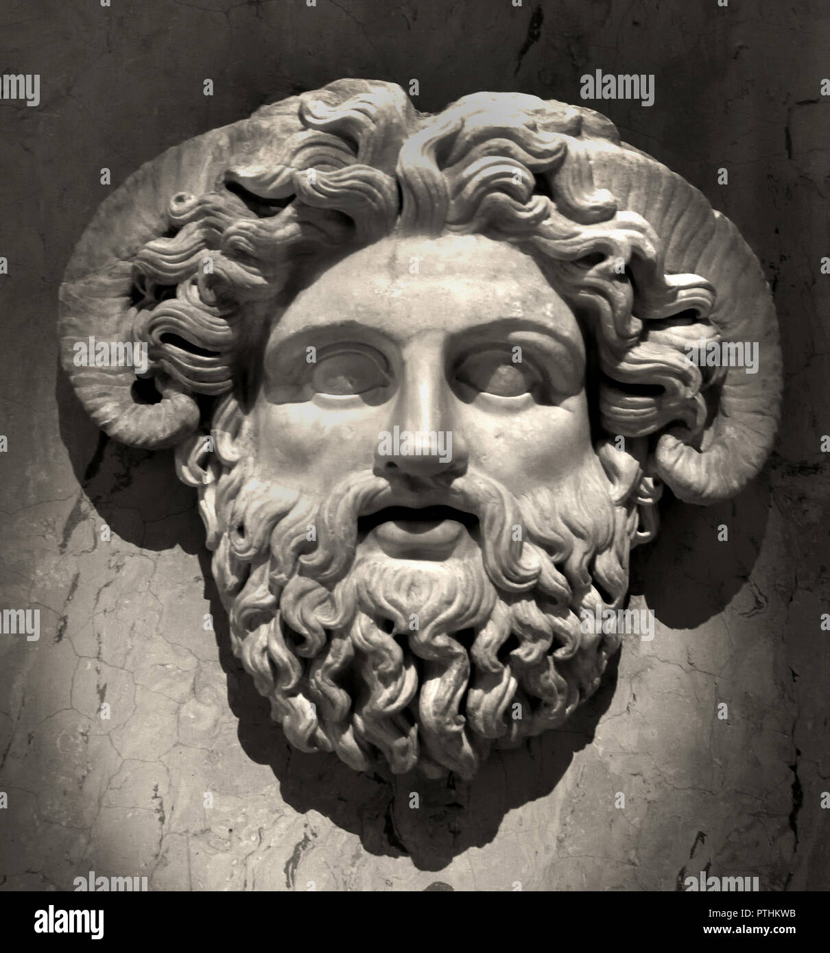 Máscara: Zeus Amón siglo II D.C. Roman el dios egipcio de la fertilidad  Amun fue identificado por los griegos bajo el nombre de Amón con Zeus  Fotografía de stock - Alamy