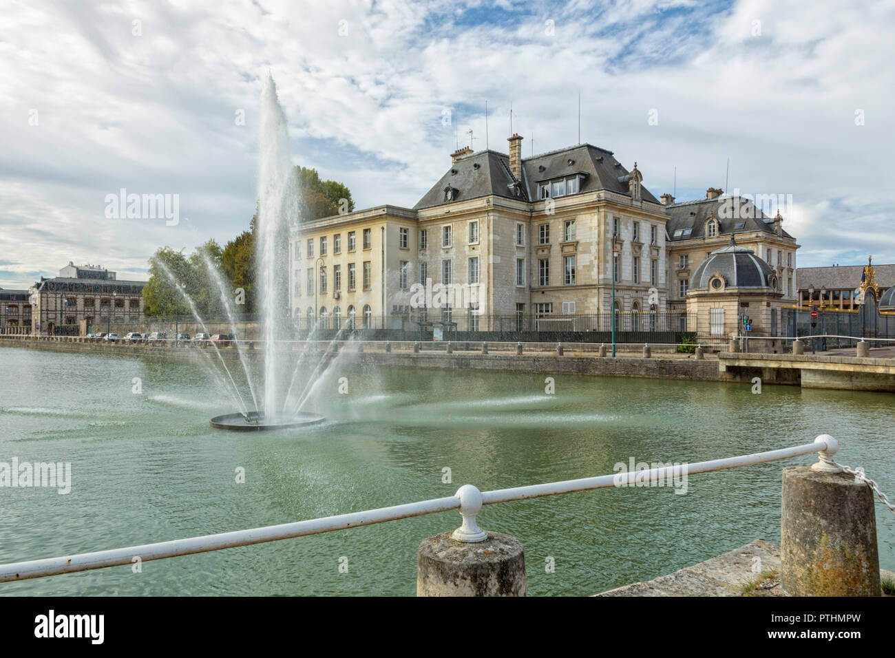 Edificio de la prefectura de Aube en Troyeswith la fuente de Canal du Trévois en primer plano Foto de stock