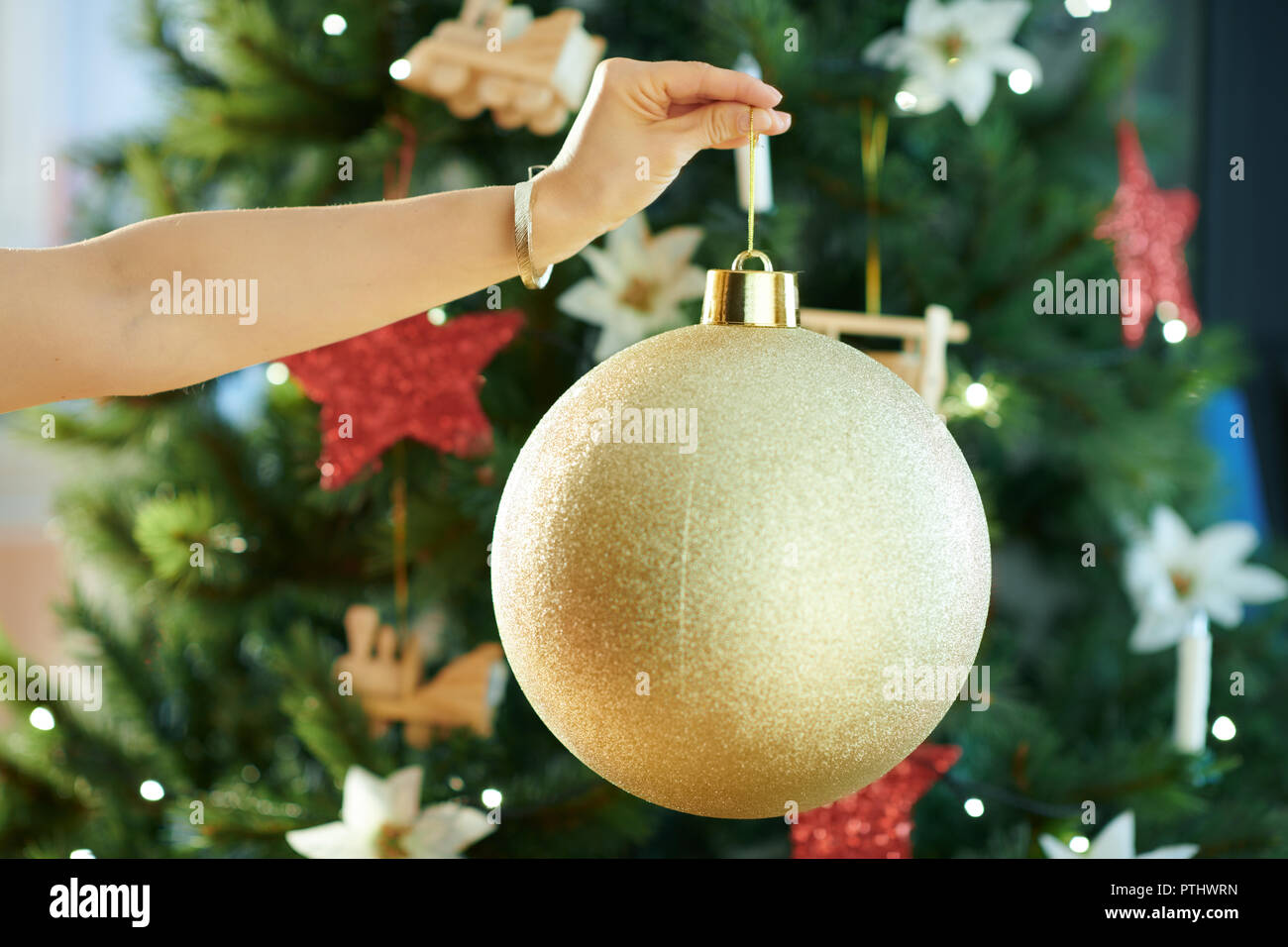 Gran bola de navidad fotografías e imágenes de alta resolución - Alamy