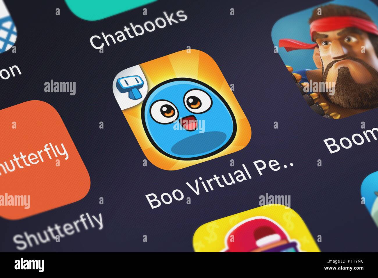 Reino Unido - Octubre 09, 2018: Captura de pantalla de la TAPPS Tecnologia da Informação Ltda.'s mobile app My Boo Mini juego de mascotas virtuales Fotografía de stock - Alamy