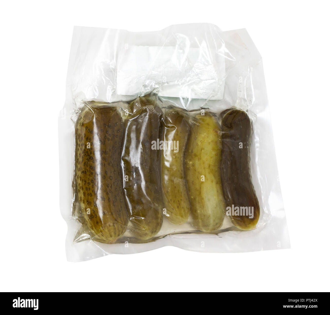 Los pepinos encurtidos en un paquete vacío aislada con trazado de recorte Foto de stock