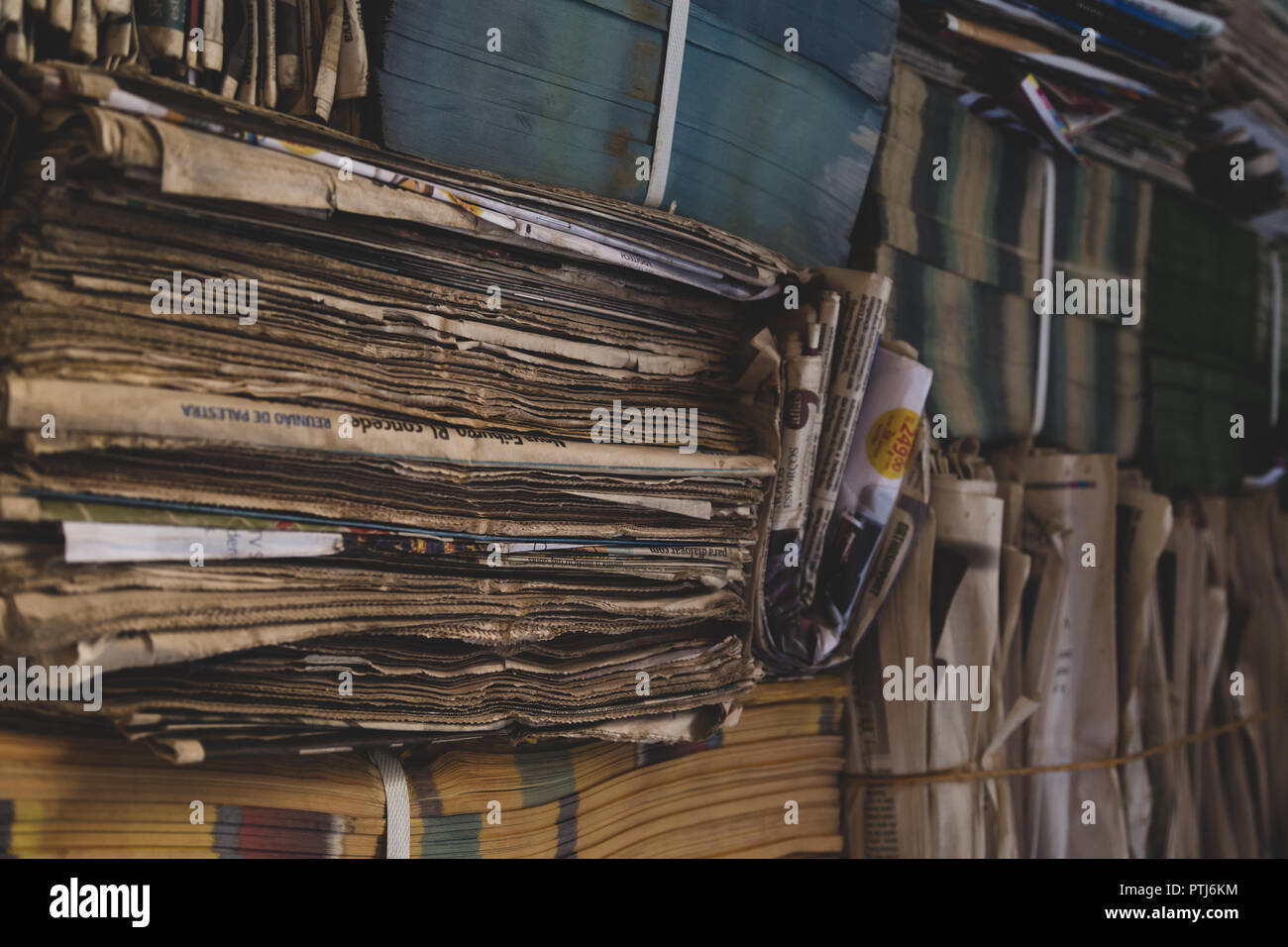 Pilas De Revistas Y Periodicos Viejos En La Pared Made By
