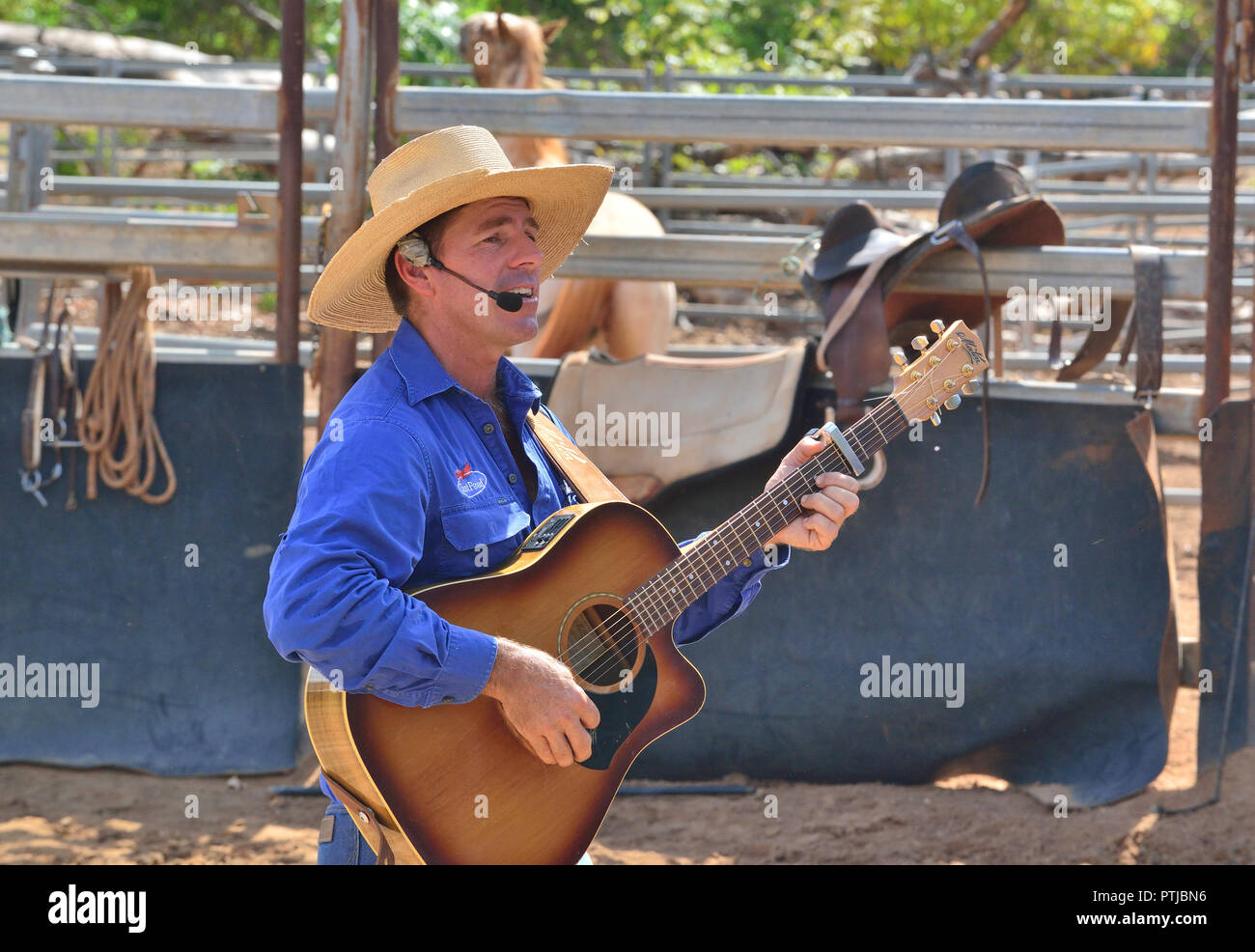 Tom la cortina Singing Cowboy de realizar su experiencia Outback mostrar en Katherine, el Territorio del Norte, Australia Foto de stock