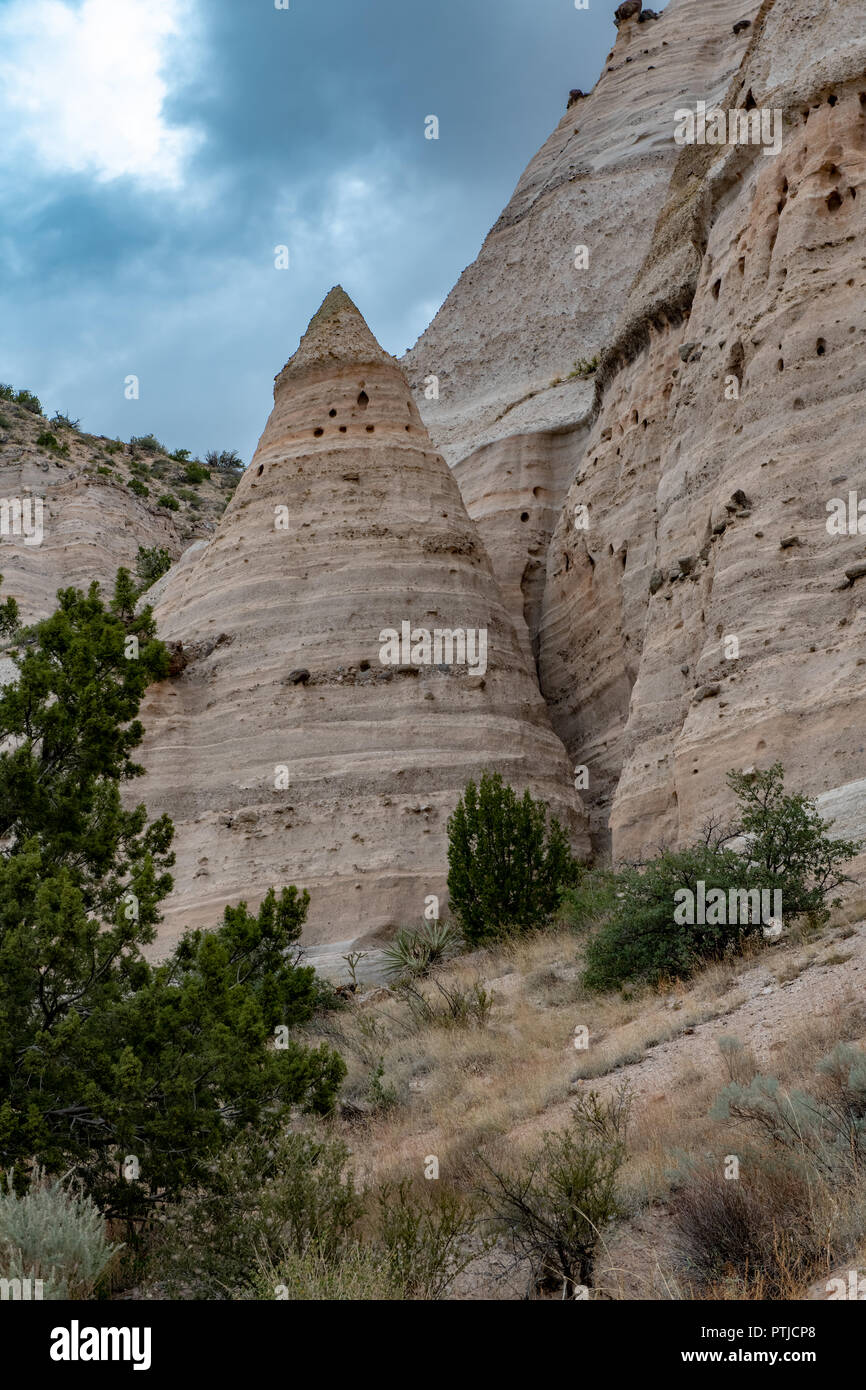 A lo largo de escenas Cueva Trail a Kasha-Katuwe Tent Rocks National Monument en Nuevo México Foto de stock