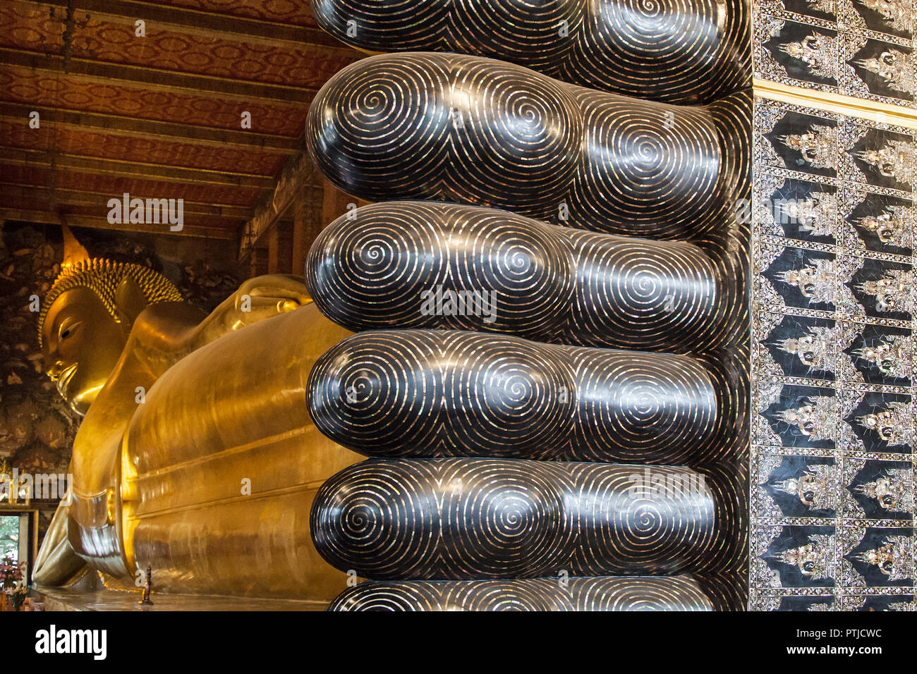 Buda reclinado de pies a cabeza, Wat Pho, en Bangkok, Tailandia. Foto de stock