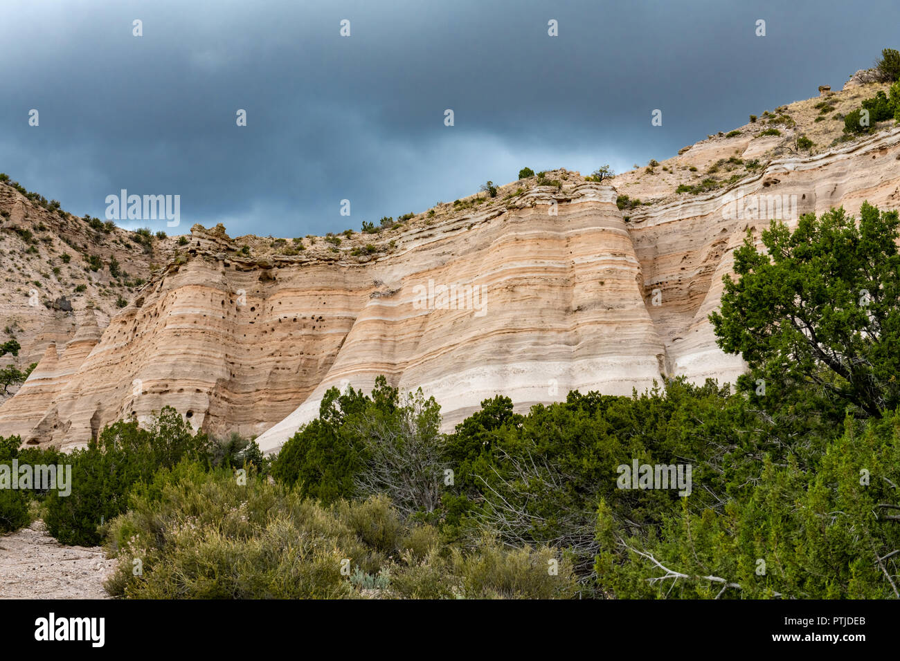 A lo largo de escenas Cueva Trail a Kasha-Katuwe Tent Rocks National Monument en Nuevo México Foto de stock